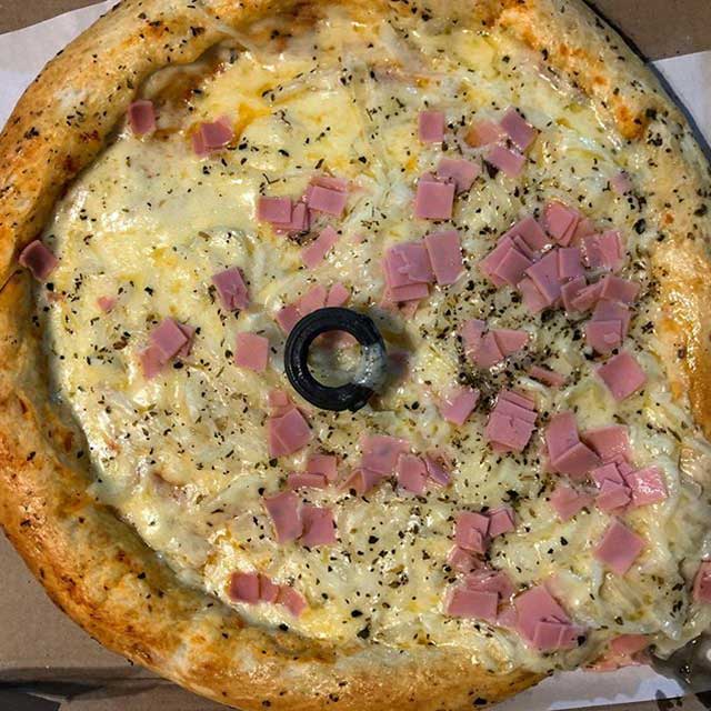 Un delivery de pizzas en Luján con estilo